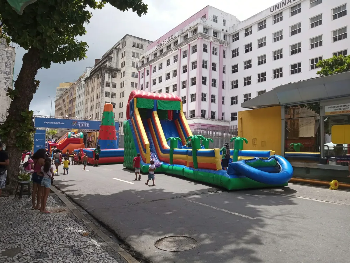 Brinquedos infláveis montados na rua, em Recife