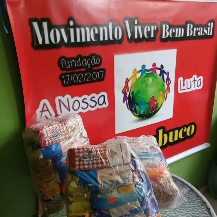 Cestas de alimentos diante da faixa do Movimento Viver Bem Brasil